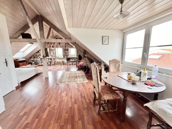IDÉAL INVESTISSEUR ! FORT POTENTIEL ET EMPLACEMENT DE 1ER CHOIX !

Idéalement situé à 2MIN À PIED DE LA MER et du centre ville de Tharon-Plage, entre Pornic et Saint-Nazaire, cet immeuble de 348m2 CARREZ sur un terrain de 321m2 comprend :

-Un hôtel disposant au rez-de-chaussée, d’une salle à manger d’environ 33m2, une cuisine, une arrière cuisine, une chambre avec salle d’eau et WC, une buanderie, une remise, une salle de rangement et une cour pouvant faire office de terrasse. Au 1er étage, 4 chambres avec salle d’eau et WC dont 2 avec accès terrasse et 2 avec vue mer, 3 chambres d’hôtes avec salle d’eau et WC dont une avec cuisine aménagée et équipée et 2 locaux techniques.
AU TOTAL : 8 CHAMBRES
Rafraîchissement à prévoir.

-Un loft avec VUE MER d’environ 42m2 CARREZ et 76m2 au sol au 2ème étage, comprenant une pièce à vivre avec une cuisine aménagée et équipée et une salle de bains avec WC.

-Un café d’environ 34m2 avec 2 WC dont 1 avec accès personne à mobilité réduite. Licence 4 disponible !

-Une boutique d’environ 19m2 avec un bureau d’environ 11m2.

Pour une meilleure compréhension, les photos sont dans l’ordre de la description du bien.

POSSIBILITÉ D’ACQUÉRIR 2 AUTRES BIENS MITOYENS : Une maison de 91m2 avec jardin et vue mer et une maison de 105m2 mitoyenne de l’hôtel.
Pour plus d’informations, contactez-moi !

Contact par téléphone 7j/7.