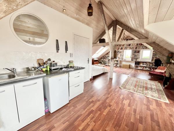 IDÉAL INVESTISSEUR ! FORT POTENTIEL ET EMPLACEMENT DE 1ER CHOIX !

Idéalement situé à 2MIN À PIED DE LA MER et du centre ville de Tharon-Plage, entre Pornic et Saint-Nazaire, cet immeuble de 348m2 CARREZ sur un terrain de 321m2 comprend :

-Un hôtel disposant au rez-de-chaussée, d’une salle à manger d’environ 33m2, une cuisine, une arrière cuisine, une chambre avec salle d’eau et WC, une buanderie, une remise, une salle de rangement et une cour pouvant faire office de terrasse. Au 1er étage, 4 chambres avec salle d’eau et WC dont 2 avec accès terrasse et 2 avec vue mer, 3 chambres d’hôtes avec salle d’eau et WC dont une avec cuisine aménagée et équipée et 2 locaux techniques.
AU TOTAL : 8 CHAMBRES
Rafraîchissement à prévoir.

-Un loft avec VUE MER d’environ 42m2 CARREZ et 76m2 au sol au 2ème étage, comprenant une pièce à vivre avec une cuisine aménagée et équipée et une salle de bains avec WC.

-Un café d’environ 34m2 avec 2 WC dont 1 avec accès personne à mobilité réduite. Licence 4 disponible !

-Une boutique d’environ 19m2 avec un bureau d’environ 11m2.

Pour une meilleure compréhension, les photos sont dans l’ordre de la description du bien.

POSSIBILITÉ D’ACQUÉRIR 2 AUTRES BIENS MITOYENS : Une maison de 91m2 avec jardin et vue mer et une maison de 105m2 mitoyenne de l’hôtel.
Pour plus d’informations, contactez-moi !

Contact par téléphone 7j/7.