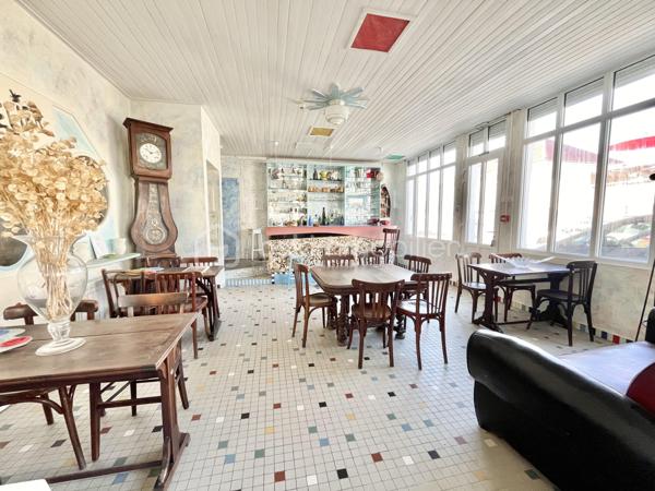 IDÉAL INVESTISSEUR ! FORT POTENTIEL ET EMPLACEMENT DE 1ER CHOIX !

Idéalement situé à 2MIN À PIED DE LA MER et du centre ville de Tharon-Plage, entre Pornic et Saint-Nazaire, cet immeuble de 348m2 CARREZ sur un terrain de 321m2 comprend :

-Un hôtel disposant au rez-de-chaussée, d’une salle à manger d’environ 33m2, une cuisine, une arrière cuisine, une chambre avec salle d’eau et WC, une buanderie, une remise, une salle de rangement et une cour pouvant faire office de terrasse. Au 1er étage, 4 chambres avec salle d’eau et WC dont 2 avec accès terrasse et 2 avec vue mer, 3 chambres d’hôtes avec salle d’eau et WC dont une avec cuisine aménagée et équipée et 2 locaux techniques.
AU TOTAL : 8 CHAMBRES
Rafraîchissement à prévoir.

-Un loft avec VUE MER d’environ 42m2 CARREZ et 76m2 au sol au 2ème étage, comprenant une pièce à vivre avec une cuisine aménagée et équipée et une salle de bains avec WC.

-Un café d’environ 34m2 avec 2 WC dont 1 avec accès personne à mobilité réduite. Licence 4 disponible !

-Une boutique d’environ 19m2 avec un bureau d’environ 11m2.

Pour une meilleure compréhension, les photos sont dans l’ordre de la description du bien.

POSSIBILITÉ D’ACQUÉRIR 2 AUTRES BIENS MITOYENS : Une maison de 91m2 avec jardin et vue mer et une maison de 105m2 mitoyenne de l’hôtel.
Pour plus d’informations, contactez-moi !

Contact par téléphone 7j/7.