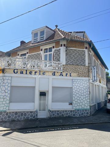 IDÉAL INVESTISSEUR ! FORT POTENTIEL ET EMPLACEMENT DE 1ER CHOIX !

Idéalement situé à 2MIN À PIED DE LA MER et du centre ville de Tharon-Plage, entre Pornic et Saint-Nazaire, cet immeuble de 348m2 CARREZ sur un terrain de 321m2 comprend :

-Un hôtel disposant au rez-de-chaussée, d’une salle à manger d’environ 33m2, une cuisine, une arrière cuisine, une chambre avec salle d’eau et WC, une buanderie, une remise, une salle de rangement et une cour pouvant faire office de terrasse. Au 1er étage, 4 chambres avec salle d’eau et WC dont 2 avec accès terrasse et 2 avec vue mer, 3 chambres d’hôtes avec salle d’eau et WC dont une avec cuisine aménagée et équipée et 2 locaux techniques.
AU TOTAL : 8 CHAMBRES
Rafraîchissement à prévoir.

-Un loft avec VUE MER d’environ 42m2 CARREZ et 76m2 au sol au 2ème étage, comprenant une pièce à vivre avec une cuisine aménagée et équipée et une salle de bains avec WC.

-Un café d’environ 34m2 avec 2 WC dont 1 avec accès personne à mobilité réduite. Licence 4 disponible !

-Une boutique d’environ 19m2 avec un bureau d’environ 11m2.

Pour une meilleure compréhension, les photos sont dans l’ordre de la description du bien.

POSSIBILITÉ D’ACQUÉRIR 2 AUTRES BIENS MITOYENS : Une maison de 91m2 avec jardin et vue mer et une maison de 105m2 mitoyenne de l’hôtel.
Pour plus d’informations, contactez-moi !

Contact par téléphone 7j/7.