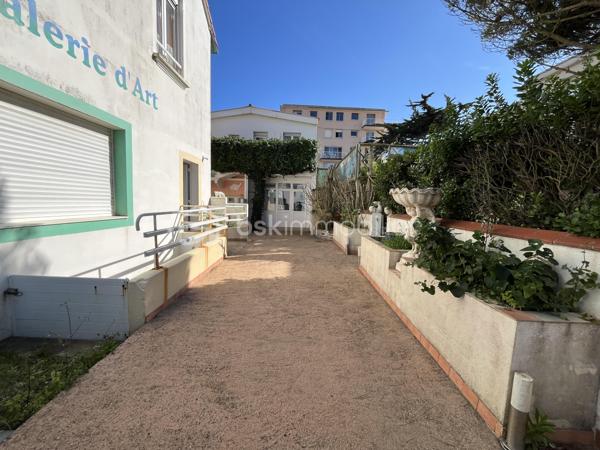 IDÉAL INVESTISSEUR ! FORT POTENTIEL ET EMPLACEMENT DE 1ER CHOIX !

Idéalement situé à 2MIN À PIED DE LA MER et du centre ville de Tharon-Plage, entre Pornic et Saint-Nazaire, cet immeuble de 348m2 CARREZ sur un terrain de 321m2 comprend :

-Un hôtel disposant au rez-de-chaussée, d’une salle à manger d’environ 33m2, une cuisine, une arrière cuisine, une chambre avec salle d’eau et WC, une buanderie, une remise, une salle de rangement et une cour pouvant faire office de terrasse. Au 1er étage, 4 chambres avec salle d’eau et WC dont 2 avec accès terrasse et 2 avec vue mer, 3 chambres d’hôtes avec salle d’eau et WC dont une avec cuisine aménagée et équipée et 2 locaux techniques.
AU TOTAL : 8 CHAMBRES
Rafraîchissement à prévoir.

-Un loft avec VUE MER d’environ 42m2 CARREZ et 76m2 au sol au 2ème étage, comprenant une pièce à vivre avec une cuisine aménagée et équipée et une salle de bains avec WC.

-Un café d’environ 34m2 avec 2 WC dont 1 avec accès personne à mobilité réduite. Licence 4 disponible !

-Une boutique d’environ 19m2 avec un bureau d’environ 11m2.

Pour une meilleure compréhension, les photos sont dans l’ordre de la description du bien.

POSSIBILITÉ D’ACQUÉRIR 2 AUTRES BIENS MITOYENS : Une maison de 91m2 avec jardin et vue mer et une maison de 105m2 mitoyenne de l’hôtel.
Pour plus d’informations, contactez-moi !

Contact par téléphone 7j/7.