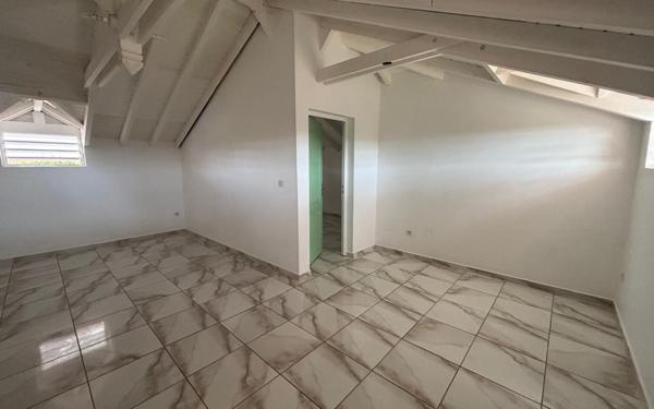 Maison à louer    5 pièces •  Le Moule