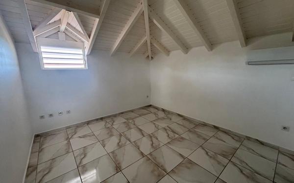 Maison à louer    5 pièces •  Le Moule