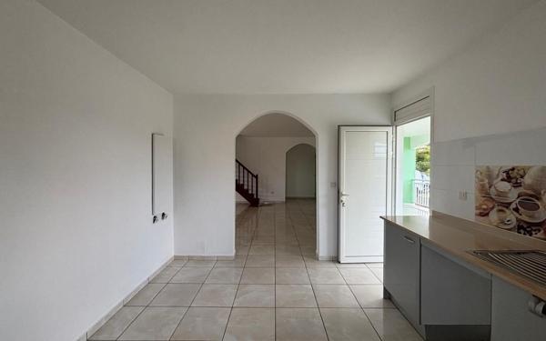 Maison à louer    5 pièces •  Le Moule