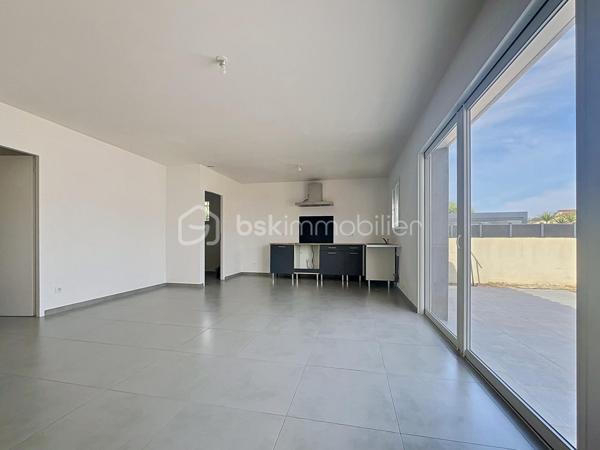 Sur la commune d'Aubord, au calme, je vous propose un maison de 85m2, très bien isolée et dont tous les m2 sont utiles.

Dès l'entrée vous découvrez une belle pièce de vie, TRES LUMINEUSE avec sa cuisine équipée et meublée, ouverte sur une belle terrasse. 

Le coin nuit, offre trois chambres avec des placards de rangements, une belle salle de douche et des WC séparés.

Vous appréciez, la buanderie accolée à la cuisine, le ballon thermodynamique et la climatisation dans la pièce de vie, vous permettant de maitriser vos consommations énergétiques.

Le jardin est clos et doté d'un portail manuel, places de strationnement sur la parcelle et devant.