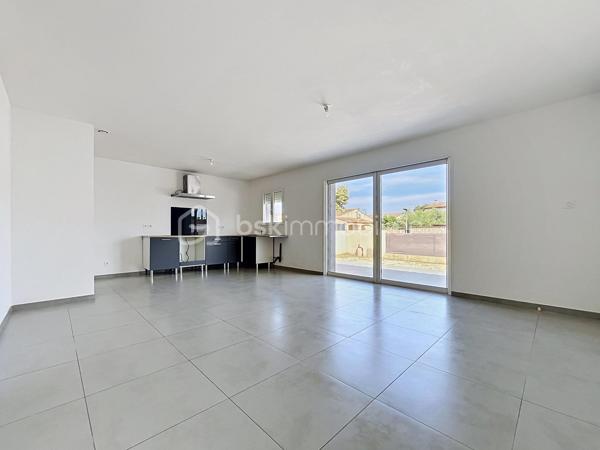 Sur la commune d'Aubord, au calme, je vous propose un maison de 85m2, très bien isolée et dont tous les m2 sont utiles.

Dès l'entrée vous découvrez une belle pièce de vie, TRES LUMINEUSE avec sa cuisine équipée et meublée, ouverte sur une belle terrasse. 

Le coin nuit, offre trois chambres avec des placards de rangements, une belle salle de douche et des WC séparés.

Vous appréciez, la buanderie accolée à la cuisine, le ballon thermodynamique et la climatisation dans la pièce de vie, vous permettant de maitriser vos consommations énergétiques.

Le jardin est clos et doté d'un portail manuel, places de strationnement sur la parcelle et devant.