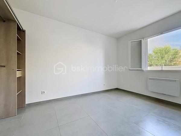 Sur la commune d'Aubord, au calme, je vous propose un maison de 85m2, très bien isolée et dont tous les m2 sont utiles.

Dès l'entrée vous découvrez une belle pièce de vie, TRES LUMINEUSE avec sa cuisine équipée et meublée, ouverte sur une belle terrasse. 

Le coin nuit, offre trois chambres avec des placards de rangements, une belle salle de douche et des WC séparés.

Vous appréciez, la buanderie accolée à la cuisine, le ballon thermodynamique et la climatisation dans la pièce de vie, vous permettant de maitriser vos consommations énergétiques.

Le jardin est clos et doté d'un portail manuel, places de strationnement sur la parcelle et devant.