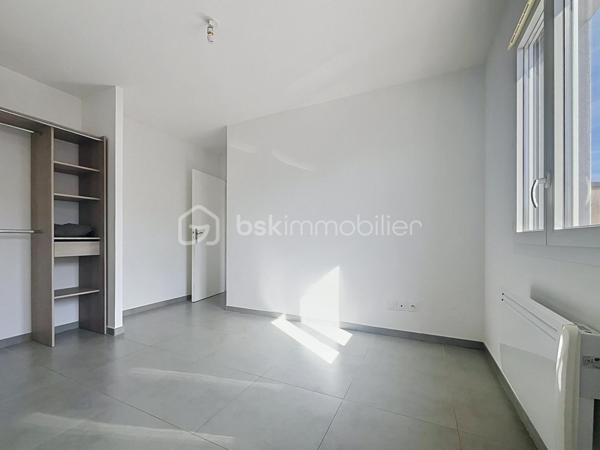 Sur la commune d'Aubord, au calme, je vous propose un maison de 85m2, très bien isolée et dont tous les m2 sont utiles.

Dès l'entrée vous découvrez une belle pièce de vie, TRES LUMINEUSE avec sa cuisine équipée et meublée, ouverte sur une belle terrasse. 

Le coin nuit, offre trois chambres avec des placards de rangements, une belle salle de douche et des WC séparés.

Vous appréciez, la buanderie accolée à la cuisine, le ballon thermodynamique et la climatisation dans la pièce de vie, vous permettant de maitriser vos consommations énergétiques.

Le jardin est clos et doté d'un portail manuel, places de strationnement sur la parcelle et devant.