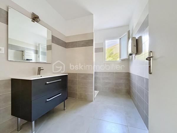 Sur la commune d'Aubord, au calme, je vous propose un maison de 85m2, très bien isolée et dont tous les m2 sont utiles.

Dès l'entrée vous découvrez une belle pièce de vie, TRES LUMINEUSE avec sa cuisine équipée et meublée, ouverte sur une belle terrasse. 

Le coin nuit, offre trois chambres avec des placards de rangements, une belle salle de douche et des WC séparés.

Vous appréciez, la buanderie accolée à la cuisine, le ballon thermodynamique et la climatisation dans la pièce de vie, vous permettant de maitriser vos consommations énergétiques.

Le jardin est clos et doté d'un portail manuel, places de strationnement sur la parcelle et devant.