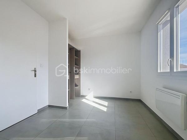 Sur la commune d'Aubord, au calme, je vous propose un maison de 85m2, très bien isolée et dont tous les m2 sont utiles.

Dès l'entrée vous découvrez une belle pièce de vie, TRES LUMINEUSE avec sa cuisine équipée et meublée, ouverte sur une belle terrasse. 

Le coin nuit, offre trois chambres avec des placards de rangements, une belle salle de douche et des WC séparés.

Vous appréciez, la buanderie accolée à la cuisine, le ballon thermodynamique et la climatisation dans la pièce de vie, vous permettant de maitriser vos consommations énergétiques.

Le jardin est clos et doté d'un portail manuel, places de strationnement sur la parcelle et devant.