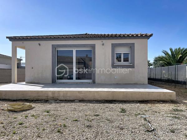 Sur la commune d'Aubord, au calme, je vous propose un maison de 85m2, très bien isolée et dont tous les m2 sont utiles.

Dès l'entrée vous découvrez une belle pièce de vie, TRES LUMINEUSE avec sa cuisine équipée et meublée, ouverte sur une belle terrasse. 

Le coin nuit, offre trois chambres avec des placards de rangements, une belle salle de douche et des WC séparés.

Vous appréciez, la buanderie accolée à la cuisine, le ballon thermodynamique et la climatisation dans la pièce de vie, vous permettant de maitriser vos consommations énergétiques.

Le jardin est clos et doté d'un portail manuel, places de strationnement sur la parcelle et devant.