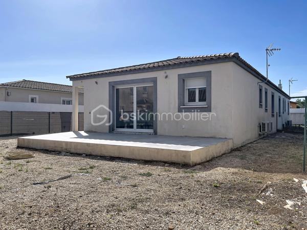 Sur la commune d'Aubord, au calme, je vous propose un maison de 85m2, très bien isolée et dont tous les m2 sont utiles.

Dès l'entrée vous découvrez une belle pièce de vie, TRES LUMINEUSE avec sa cuisine équipée et meublée, ouverte sur une belle terrasse. 

Le coin nuit, offre trois chambres avec des placards de rangements, une belle salle de douche et des WC séparés.

Vous appréciez, la buanderie accolée à la cuisine, le ballon thermodynamique et la climatisation dans la pièce de vie, vous permettant de maitriser vos consommations énergétiques.

Le jardin est clos et doté d'un portail manuel, places de strationnement sur la parcelle et devant.