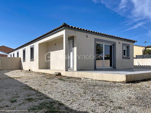 Sur la commune d'Aubord, au calme, je vous propose un maison de 85m2, très bien isolée et dont tous les m2 sont utiles.

Dès l'entrée vous découvrez une belle pièce de vie, TRES LUMINEUSE avec sa cuisine équipée et meublée, ouverte sur une belle terrasse. 

Le coin nuit, offre trois chambres avec des placards de rangements, une belle salle de douche et des WC séparés.

Vous appréciez, la buanderie accolée à la cuisine, le ballon thermodynamique et la climatisation dans la pièce de vie, vous permettant de maitriser vos consommations énergétiques.

Le jardin est clos et doté d'un portail manuel, places de strationnement sur la parcelle et devant.