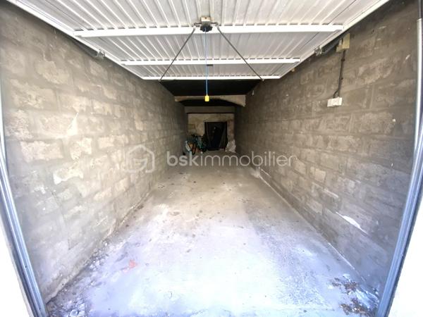 Rare sur le marché !
L'exception se cache parfois derrière une simple porte de garage...
Au cœur du centre historique de Saint-Gilles, découvrez ce garage d'environ 100 m² avec stationnement pour un véhicule et 6 box  à aménagés dans d'anciennes cuves, offrant un cachet exceptionnel. Un lieu hors du commun, idéal pour le stockage, une activité professionnelle ou un projet atypique. Revenus locatifs existants. Un bien de caractère qui ne ressemble à aucun autre.
Me contacter pour visiter.