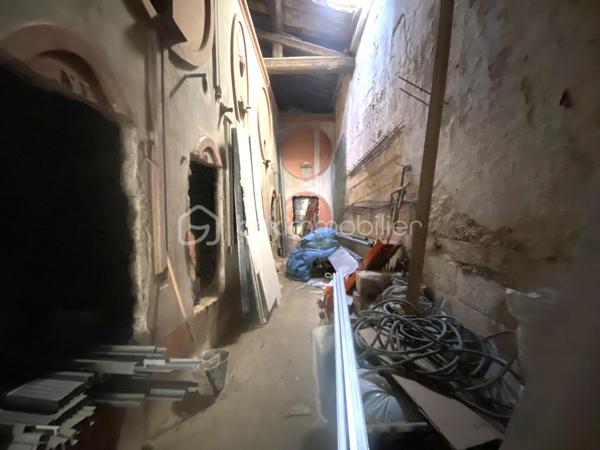 Rare sur le marché !
L'exception se cache parfois derrière une simple porte de garage...
Au cœur du centre historique de Saint-Gilles, découvrez ce garage d'environ 100 m² avec stationnement pour un véhicule et 6 box  à aménagés dans d'anciennes cuves, offrant un cachet exceptionnel. Un lieu hors du commun, idéal pour le stockage, une activité professionnelle ou un projet atypique. Revenus locatifs existants. Un bien de caractère qui ne ressemble à aucun autre.
Me contacter pour visiter.