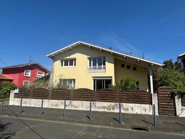 Villa d'architecte de Jean Prunetti avec terrasses , jardin et carport