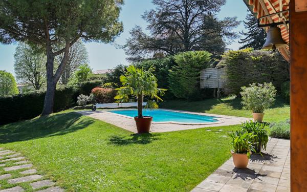 COLLONGES AU MONT D'OR - Maison de plain pied - 4 chambres - Terrain 2361m² - Piscine - garage