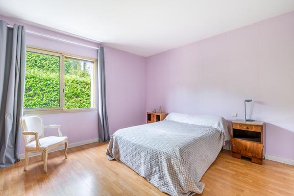 COLLONGES AU MONT D'OR - Maison de plain pied - 4 chambres - Terrain 2361m² - Piscine - garage