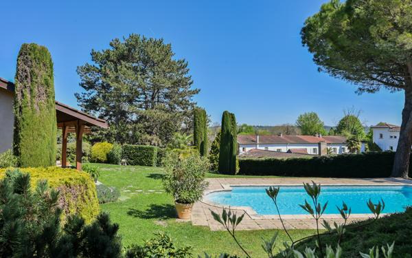 COLLONGES AU MONT D'OR - Maison de plain pied - 4 chambres - Terrain 2361m² - Piscine - garage