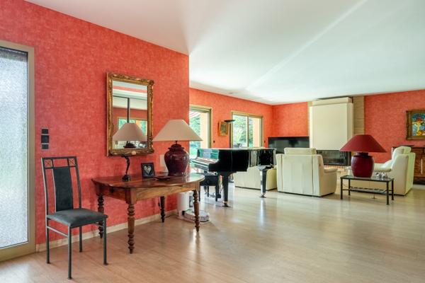 COLLONGES AU MONT D'OR - Maison de plain pied - 4 chambres - Terrain 2361m² - Piscine - garage