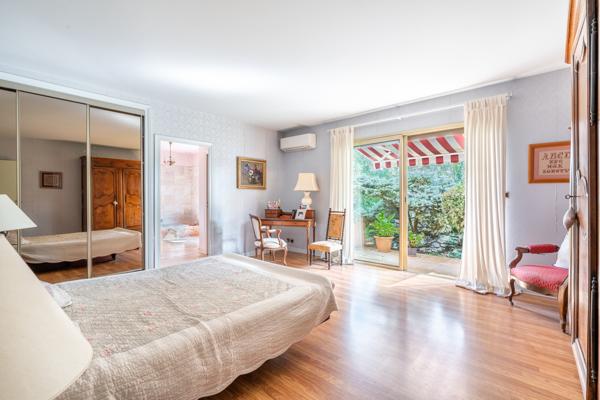 COLLONGES AU MONT D'OR - Maison de plain pied - 4 chambres - Terrain 2361m² - Piscine - garage