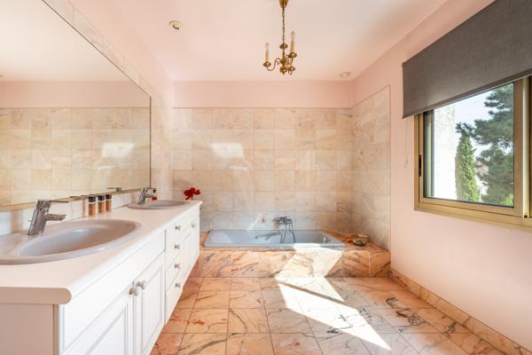 COLLONGES AU MONT D'OR - Maison de plain pied - 4 chambres - Terrain 2361m² - Piscine - garage