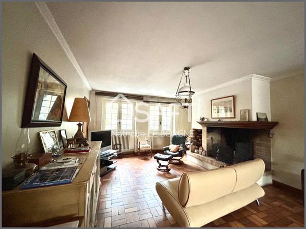 Maison de ville avec jardin / garage / local pro