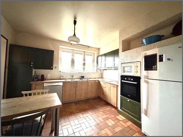 Maison de ville avec jardin / garage / local pro