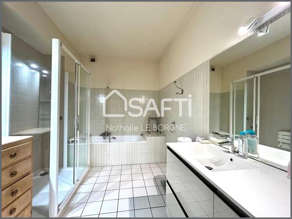 Maison de ville avec jardin / garage / local pro