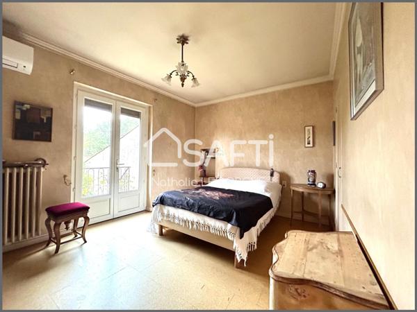 Maison de ville avec jardin / garage / local pro