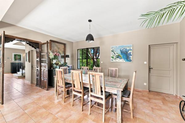 Saint-Rémy-de-Provence – Bastide de 300 m² avec 7 chambres, piscine et 3 350 m² de terrain
