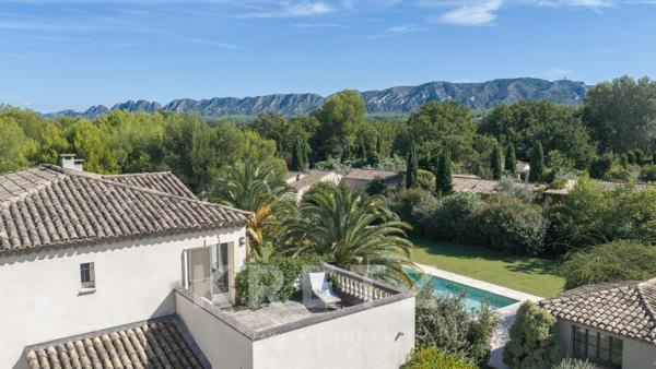 Saint-Rémy-de-Provence – Bastide de 300 m² avec 7 chambres, piscine et 3 350 m² de terrain
