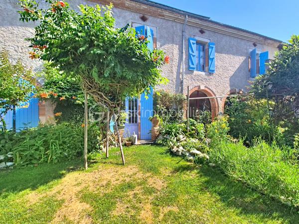 Au cœur du village d'Espalais, à deux pas de l'école et des espaces verts, 5 minutes de Valence, découvrez cette charmante maison aux beaux volumes mêlant pierres, poutres apparentes et planchers bois.

Elle offre une véranda lumineuse, une cuisine entièrement équipée, une agréable pièce de vie avec poêle à bois ainsi qu'un vaste espace pouvant accueillir une salle à manger ou une chambre de plain-pied. Une salle d'eau avec WC complète le rez-de-chaussée.

À l'étage, vous trouverez 3 belles chambres dont une traversante, une salle de bain et un WC indépendant.

Côté extérieur, profitez d'un jardin agréable et d'espace de stockage.

Charme de l'ancien, beaux volumes et cadre de vie privilégié : une maison coup de cœur à découvrir sans tarder !

Les + des panneaux solaires, une chaudière au gaz, une chambre en RDC!