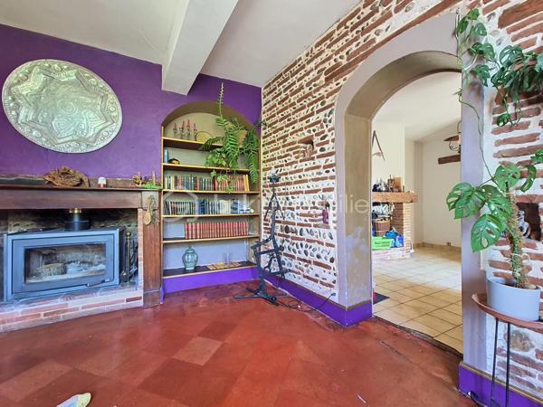 Au cœur du village d'Espalais, à deux pas de l'école et des espaces verts, 5 minutes de Valence, découvrez cette charmante maison aux beaux volumes mêlant pierres, poutres apparentes et planchers bois.

Elle offre une véranda lumineuse, une cuisine entièrement équipée, une agréable pièce de vie avec poêle à bois ainsi qu'un vaste espace pouvant accueillir une salle à manger ou une chambre de plain-pied. Une salle d'eau avec WC complète le rez-de-chaussée.

À l'étage, vous trouverez 3 belles chambres dont une traversante, une salle de bain et un WC indépendant.

Côté extérieur, profitez d'un jardin agréable et d'espace de stockage.

Charme de l'ancien, beaux volumes et cadre de vie privilégié : une maison coup de cœur à découvrir sans tarder !

Les + des panneaux solaires, une chaudière au gaz, une chambre en RDC!