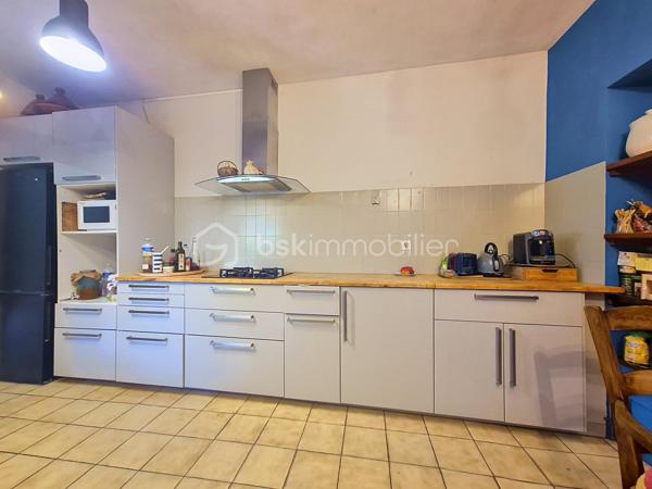 Au cœur du village d'Espalais, à deux pas de l'école et des espaces verts, 5 minutes de Valence, découvrez cette charmante maison aux beaux volumes mêlant pierres, poutres apparentes et planchers bois.

Elle offre une véranda lumineuse, une cuisine entièrement équipée, une agréable pièce de vie avec poêle à bois ainsi qu'un vaste espace pouvant accueillir une salle à manger ou une chambre de plain-pied. Une salle d'eau avec WC complète le rez-de-chaussée.

À l'étage, vous trouverez 3 belles chambres dont une traversante, une salle de bain et un WC indépendant.

Côté extérieur, profitez d'un jardin agréable et d'espace de stockage.

Charme de l'ancien, beaux volumes et cadre de vie privilégié : une maison coup de cœur à découvrir sans tarder !

Les + des panneaux solaires, une chaudière au gaz, une chambre en RDC!