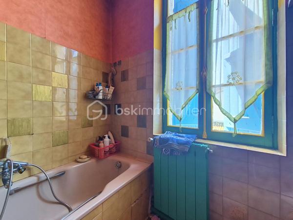 Au cœur du village d'Espalais, à deux pas de l'école et des espaces verts, 5 minutes de Valence, découvrez cette charmante maison aux beaux volumes mêlant pierres, poutres apparentes et planchers bois.

Elle offre une véranda lumineuse, une cuisine entièrement équipée, une agréable pièce de vie avec poêle à bois ainsi qu'un vaste espace pouvant accueillir une salle à manger ou une chambre de plain-pied. Une salle d'eau avec WC complète le rez-de-chaussée.

À l'étage, vous trouverez 3 belles chambres dont une traversante, une salle de bain et un WC indépendant.

Côté extérieur, profitez d'un jardin agréable et d'espace de stockage.

Charme de l'ancien, beaux volumes et cadre de vie privilégié : une maison coup de cœur à découvrir sans tarder !

Les + des panneaux solaires, une chaudière au gaz, une chambre en RDC!