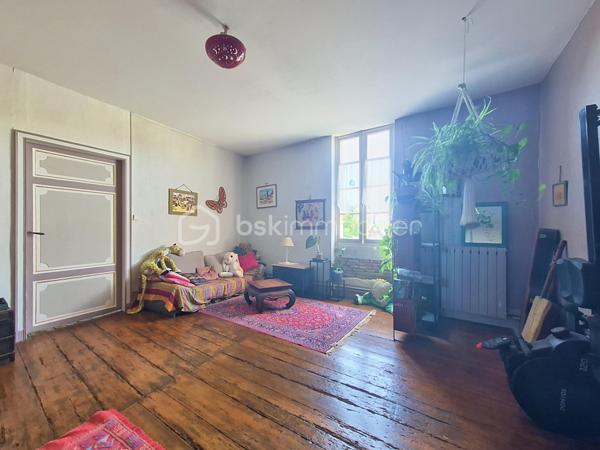 Au cœur du village d'Espalais, à deux pas de l'école et des espaces verts, 5 minutes de Valence, découvrez cette charmante maison aux beaux volumes mêlant pierres, poutres apparentes et planchers bois.

Elle offre une véranda lumineuse, une cuisine entièrement équipée, une agréable pièce de vie avec poêle à bois ainsi qu'un vaste espace pouvant accueillir une salle à manger ou une chambre de plain-pied. Une salle d'eau avec WC complète le rez-de-chaussée.

À l'étage, vous trouverez 3 belles chambres dont une traversante, une salle de bain et un WC indépendant.

Côté extérieur, profitez d'un jardin agréable et d'espace de stockage.

Charme de l'ancien, beaux volumes et cadre de vie privilégié : une maison coup de cœur à découvrir sans tarder !

Les + des panneaux solaires, une chaudière au gaz, une chambre en RDC!