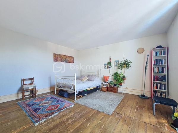 Au cœur du village d'Espalais, à deux pas de l'école et des espaces verts, 5 minutes de Valence, découvrez cette charmante maison aux beaux volumes mêlant pierres, poutres apparentes et planchers bois.

Elle offre une véranda lumineuse, une cuisine entièrement équipée, une agréable pièce de vie avec poêle à bois ainsi qu'un vaste espace pouvant accueillir une salle à manger ou une chambre de plain-pied. Une salle d'eau avec WC complète le rez-de-chaussée.

À l'étage, vous trouverez 3 belles chambres dont une traversante, une salle de bain et un WC indépendant.

Côté extérieur, profitez d'un jardin agréable et d'espace de stockage.

Charme de l'ancien, beaux volumes et cadre de vie privilégié : une maison coup de cœur à découvrir sans tarder !

Les + des panneaux solaires, une chaudière au gaz, une chambre en RDC!