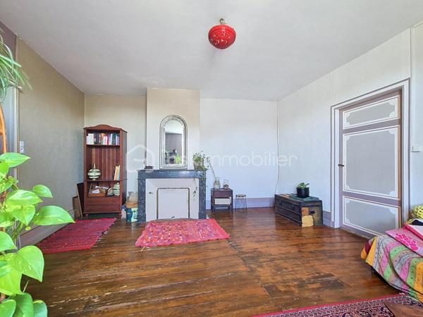 Au cœur du village d'Espalais, à deux pas de l'école et des espaces verts, 5 minutes de Valence, découvrez cette charmante maison aux beaux volumes mêlant pierres, poutres apparentes et planchers bois.

Elle offre une véranda lumineuse, une cuisine entièrement équipée, une agréable pièce de vie avec poêle à bois ainsi qu'un vaste espace pouvant accueillir une salle à manger ou une chambre de plain-pied. Une salle d'eau avec WC complète le rez-de-chaussée.

À l'étage, vous trouverez 3 belles chambres dont une traversante, une salle de bain et un WC indépendant.

Côté extérieur, profitez d'un jardin agréable et d'espace de stockage.

Charme de l'ancien, beaux volumes et cadre de vie privilégié : une maison coup de cœur à découvrir sans tarder !

Les + des panneaux solaires, une chaudière au gaz, une chambre en RDC!
