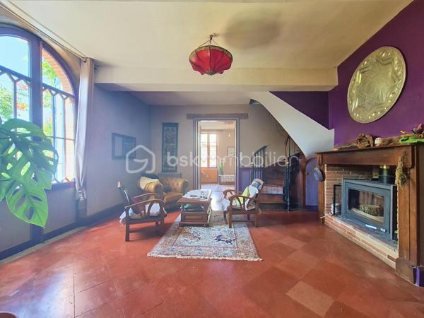 Au cœur du village d'Espalais, à deux pas de l'école et des espaces verts, 5 minutes de Valence, découvrez cette charmante maison aux beaux volumes mêlant pierres, poutres apparentes et planchers bois.

Elle offre une véranda lumineuse, une cuisine entièrement équipée, une agréable pièce de vie avec poêle à bois ainsi qu'un vaste espace pouvant accueillir une salle à manger ou une chambre de plain-pied. Une salle d'eau avec WC complète le rez-de-chaussée.

À l'étage, vous trouverez 3 belles chambres dont une traversante, une salle de bain et un WC indépendant.

Côté extérieur, profitez d'un jardin agréable et d'espace de stockage.

Charme de l'ancien, beaux volumes et cadre de vie privilégié : une maison coup de cœur à découvrir sans tarder !

Les + des panneaux solaires, une chaudière au gaz, une chambre en RDC!