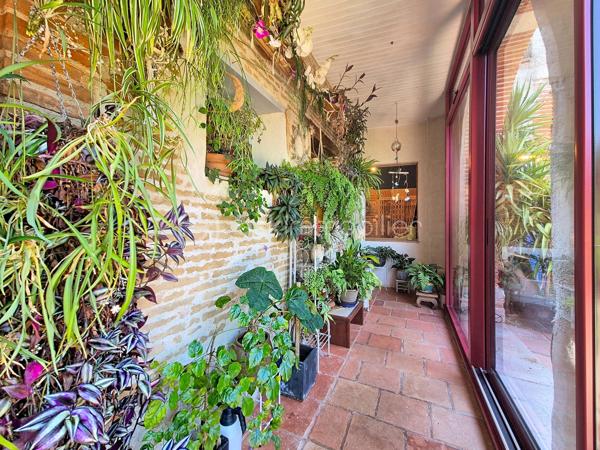 Au cœur du village d'Espalais, à deux pas de l'école et des espaces verts, 5 minutes de Valence, découvrez cette charmante maison aux beaux volumes mêlant pierres, poutres apparentes et planchers bois.

Elle offre une véranda lumineuse, une cuisine entièrement équipée, une agréable pièce de vie avec poêle à bois ainsi qu'un vaste espace pouvant accueillir une salle à manger ou une chambre de plain-pied. Une salle d'eau avec WC complète le rez-de-chaussée.

À l'étage, vous trouverez 3 belles chambres dont une traversante, une salle de bain et un WC indépendant.

Côté extérieur, profitez d'un jardin agréable et d'espace de stockage.

Charme de l'ancien, beaux volumes et cadre de vie privilégié : une maison coup de cœur à découvrir sans tarder !

Les + des panneaux solaires, une chaudière au gaz, une chambre en RDC!