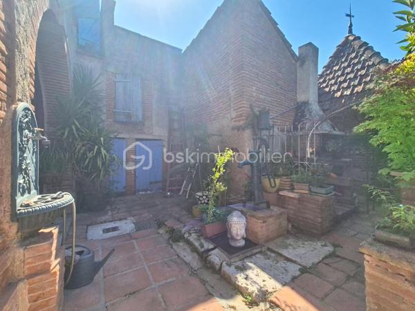 Au cœur du village d'Espalais, à deux pas de l'école et des espaces verts, 5 minutes de Valence, découvrez cette charmante maison aux beaux volumes mêlant pierres, poutres apparentes et planchers bois.

Elle offre une véranda lumineuse, une cuisine entièrement équipée, une agréable pièce de vie avec poêle à bois ainsi qu'un vaste espace pouvant accueillir une salle à manger ou une chambre de plain-pied. Une salle d'eau avec WC complète le rez-de-chaussée.

À l'étage, vous trouverez 3 belles chambres dont une traversante, une salle de bain et un WC indépendant.

Côté extérieur, profitez d'un jardin agréable et d'espace de stockage.

Charme de l'ancien, beaux volumes et cadre de vie privilégié : une maison coup de cœur à découvrir sans tarder !

Les + des panneaux solaires, une chaudière au gaz, une chambre en RDC!