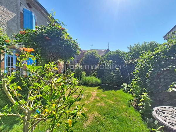 Au cœur du village d'Espalais, à deux pas de l'école et des espaces verts, 5 minutes de Valence, découvrez cette charmante maison aux beaux volumes mêlant pierres, poutres apparentes et planchers bois.

Elle offre une véranda lumineuse, une cuisine entièrement équipée, une agréable pièce de vie avec poêle à bois ainsi qu'un vaste espace pouvant accueillir une salle à manger ou une chambre de plain-pied. Une salle d'eau avec WC complète le rez-de-chaussée.

À l'étage, vous trouverez 3 belles chambres dont une traversante, une salle de bain et un WC indépendant.

Côté extérieur, profitez d'un jardin agréable et d'espace de stockage.

Charme de l'ancien, beaux volumes et cadre de vie privilégié : une maison coup de cœur à découvrir sans tarder !

Les + des panneaux solaires, une chaudière au gaz, une chambre en RDC!