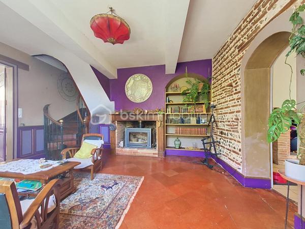Au cœur du village d'Espalais, à deux pas de l'école et des espaces verts, 5 minutes de Valence, découvrez cette charmante maison aux beaux volumes mêlant pierres, poutres apparentes et planchers bois.

Elle offre une véranda lumineuse, une cuisine entièrement équipée, une agréable pièce de vie avec poêle à bois ainsi qu'un vaste espace pouvant accueillir une salle à manger ou une chambre de plain-pied. Une salle d'eau avec WC complète le rez-de-chaussée.

À l'étage, vous trouverez 3 belles chambres dont une traversante, une salle de bain et un WC indépendant.

Côté extérieur, profitez d'un jardin agréable et d'espace de stockage.

Charme de l'ancien, beaux volumes et cadre de vie privilégié : une maison coup de cœur à découvrir sans tarder !

Les + des panneaux solaires, une chaudière au gaz, une chambre en RDC!