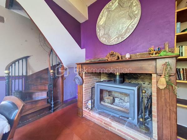 Au cœur du village d'Espalais, à deux pas de l'école et des espaces verts, 5 minutes de Valence, découvrez cette charmante maison aux beaux volumes mêlant pierres, poutres apparentes et planchers bois.

Elle offre une véranda lumineuse, une cuisine entièrement équipée, une agréable pièce de vie avec poêle à bois ainsi qu'un vaste espace pouvant accueillir une salle à manger ou une chambre de plain-pied. Une salle d'eau avec WC complète le rez-de-chaussée.

À l'étage, vous trouverez 3 belles chambres dont une traversante, une salle de bain et un WC indépendant.

Côté extérieur, profitez d'un jardin agréable et d'espace de stockage.

Charme de l'ancien, beaux volumes et cadre de vie privilégié : une maison coup de cœur à découvrir sans tarder !

Les + des panneaux solaires, une chaudière au gaz, une chambre en RDC!