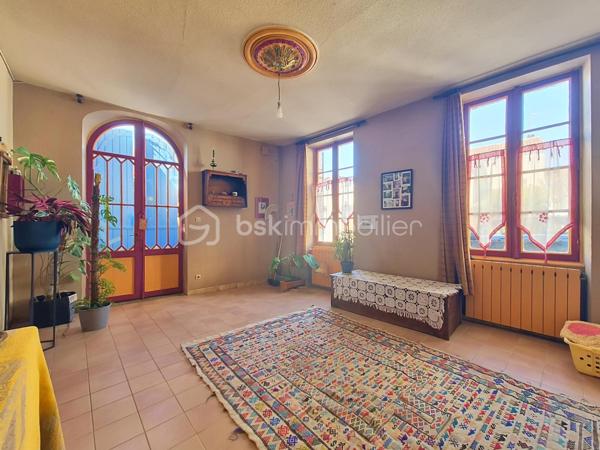 Au cœur du village d'Espalais, à deux pas de l'école et des espaces verts, 5 minutes de Valence, découvrez cette charmante maison aux beaux volumes mêlant pierres, poutres apparentes et planchers bois.

Elle offre une véranda lumineuse, une cuisine entièrement équipée, une agréable pièce de vie avec poêle à bois ainsi qu'un vaste espace pouvant accueillir une salle à manger ou une chambre de plain-pied. Une salle d'eau avec WC complète le rez-de-chaussée.

À l'étage, vous trouverez 3 belles chambres dont une traversante, une salle de bain et un WC indépendant.

Côté extérieur, profitez d'un jardin agréable et d'espace de stockage.

Charme de l'ancien, beaux volumes et cadre de vie privilégié : une maison coup de cœur à découvrir sans tarder !

Les + des panneaux solaires, une chaudière au gaz, une chambre en RDC!