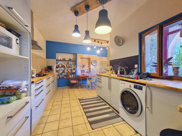 Au cœur du village d'Espalais, à deux pas de l'école et des espaces verts, 5 minutes de Valence, découvrez cette charmante maison aux beaux volumes mêlant pierres, poutres apparentes et planchers bois.

Elle offre une véranda lumineuse, une cuisine entièrement équipée, une agréable pièce de vie avec poêle à bois ainsi qu'un vaste espace pouvant accueillir une salle à manger ou une chambre de plain-pied. Une salle d'eau avec WC complète le rez-de-chaussée.

À l'étage, vous trouverez 3 belles chambres dont une traversante, une salle de bain et un WC indépendant.

Côté extérieur, profitez d'un jardin agréable et d'espace de stockage.

Charme de l'ancien, beaux volumes et cadre de vie privilégié : une maison coup de cœur à découvrir sans tarder !

Les + des panneaux solaires, une chaudière au gaz, une chambre en RDC!
