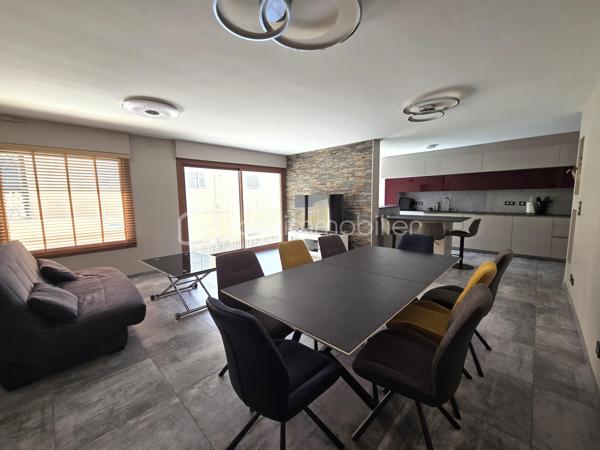Exclusivité. Bien Exceptionnel, entiérement Refait à Neuf, dans une Petite Résidence de standing avec ascenseur, Secteur calme et recherché en Hyper Centre.
T4 de 115 m² climatisé + Terrasse de 14 m² + Garage de 14 m² en sous-sol, accès par ascenseur.

Bien Rare, Environnement idéal, au calme, Petite Résidence de Standing, avec toutes les commodités à pieds, écoles, collèges, lycées, commerces, transports bus et gare. 

Cet appartement est situé au 1er Etage d'une petite copropriété de 2 étages, sécurisée et bien entretenue de 16 appartements. 
Il est composé d'un hall d'entrée aménagée de 8,50 m², d'une pièce de vie très lumineuse de 51 m² avec cuisine entiérement équipée avec prestations de qualité, ouverte sur le séjour, 2 grandes baies vitrées donnant accès à la terrasse de 14m², exposée Est, vue dégagée. 
Côté nuit, vous disposez de 3 chambres dont une chambre parentale de 15 m² avec dressing intégré, 2 chambres supplémentaires dont une avec placard, d'une salle de bains avec douche et baignoire, d'un meuble vasque, d'un sèche serviettes et d'un toilette indépendant avec lave-mains. 
En plus, un cellier de 10 m² et un Garage de 14 m². Nombreux stationnements libres en face de la Résidence.  

Prestations de qualité. Menuiserie double vitrage ALU, volets Motorisés ALU isolés. Cuisine équipée, électroménager de qualité. Nombreux aménagements sur mesure. Aspiration centralisée. Chauffage collectif et climatisation individuelle. 
Copropriété sécurisée par badge et interphone. Garage à vélos sécurisé. 

Excellente Consommation Energétique classée C. 146kWh/m²/an.
Bien soumis au statut d'une copropriété pour 16 Lots d'habitations. Charges de copropriété de 2736€ charges communes, chauffage collectif au gaz, 1700 € de chauffage et eau chaude/an. Aucuns travaux prévus et aucune procédure en cours sur la copropriété. 
Taxe Foncière 1950€/an.

Prix de vente : 350 000 € (Honoraires Charge Vendeur).
BSK vous accompagne sur votre projet. N'hésitez pas à me contacter. 
Nathalie Cohendet O7 81 11 78 14 - Agent commercial EI immatriculé au RSAC Grenoble 878 480 904.