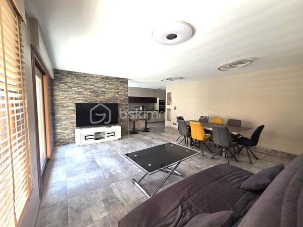 Exclusivité. Bien Exceptionnel, entiérement Refait à Neuf, dans une Petite Résidence de standing avec ascenseur, Secteur calme et recherché en Hyper Centre.
T4 de 115 m² climatisé + Terrasse de 14 m² + Garage de 14 m² en sous-sol, accès par ascenseur.

Bien Rare, Environnement idéal, au calme, Petite Résidence de Standing, avec toutes les commodités à pieds, écoles, collèges, lycées, commerces, transports bus et gare. 

Cet appartement est situé au 1er Etage d'une petite copropriété de 2 étages, sécurisée et bien entretenue de 16 appartements. 
Il est composé d'un hall d'entrée aménagée de 8,50 m², d'une pièce de vie très lumineuse de 51 m² avec cuisine entiérement équipée avec prestations de qualité, ouverte sur le séjour, 2 grandes baies vitrées donnant accès à la terrasse de 14m², exposée Est, vue dégagée. 
Côté nuit, vous disposez de 3 chambres dont une chambre parentale de 15 m² avec dressing intégré, 2 chambres supplémentaires dont une avec placard, d'une salle de bains avec douche et baignoire, d'un meuble vasque, d'un sèche serviettes et d'un toilette indépendant avec lave-mains. 
En plus, un cellier de 10 m² et un Garage de 14 m². Nombreux stationnements libres en face de la Résidence.  

Prestations de qualité. Menuiserie double vitrage ALU, volets Motorisés ALU isolés. Cuisine équipée, électroménager de qualité. Nombreux aménagements sur mesure. Aspiration centralisée. Chauffage collectif et climatisation individuelle. 
Copropriété sécurisée par badge et interphone. Garage à vélos sécurisé. 

Excellente Consommation Energétique classée C. 146kWh/m²/an.
Bien soumis au statut d'une copropriété pour 16 Lots d'habitations. Charges de copropriété de 2736€ charges communes, chauffage collectif au gaz, 1700 € de chauffage et eau chaude/an. Aucuns travaux prévus et aucune procédure en cours sur la copropriété. 
Taxe Foncière 1950€/an.

Prix de vente : 350 000 € (Honoraires Charge Vendeur).
BSK vous accompagne sur votre projet. N'hésitez pas à me contacter. 
Nathalie Cohendet O7 81 11 78 14 - Agent commercial EI immatriculé au RSAC Grenoble 878 480 904.