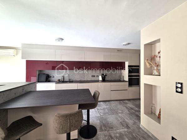 Exclusivité. Bien Exceptionnel, entiérement Refait à Neuf, dans une Petite Résidence de standing avec ascenseur, Secteur calme et recherché en Hyper Centre.
T4 de 115 m² climatisé + Terrasse de 14 m² + Garage de 14 m² en sous-sol, accès par ascenseur.

Bien Rare, Environnement idéal, au calme, Petite Résidence de Standing, avec toutes les commodités à pieds, écoles, collèges, lycées, commerces, transports bus et gare. 

Cet appartement est situé au 1er Etage d'une petite copropriété de 2 étages, sécurisée et bien entretenue de 16 appartements. 
Il est composé d'un hall d'entrée aménagée de 8,50 m², d'une pièce de vie très lumineuse de 51 m² avec cuisine entiérement équipée avec prestations de qualité, ouverte sur le séjour, 2 grandes baies vitrées donnant accès à la terrasse de 14m², exposée Est, vue dégagée. 
Côté nuit, vous disposez de 3 chambres dont une chambre parentale de 15 m² avec dressing intégré, 2 chambres supplémentaires dont une avec placard, d'une salle de bains avec douche et baignoire, d'un meuble vasque, d'un sèche serviettes et d'un toilette indépendant avec lave-mains. 
En plus, un cellier de 10 m² et un Garage de 14 m². Nombreux stationnements libres en face de la Résidence.  

Prestations de qualité. Menuiserie double vitrage ALU, volets Motorisés ALU isolés. Cuisine équipée, électroménager de qualité. Nombreux aménagements sur mesure. Aspiration centralisée. Chauffage collectif et climatisation individuelle. 
Copropriété sécurisée par badge et interphone. Garage à vélos sécurisé. 

Excellente Consommation Energétique classée C. 146kWh/m²/an.
Bien soumis au statut d'une copropriété pour 16 Lots d'habitations. Charges de copropriété de 2736€ charges communes, chauffage collectif au gaz, 1700 € de chauffage et eau chaude/an. Aucuns travaux prévus et aucune procédure en cours sur la copropriété. 
Taxe Foncière 1950€/an.

Prix de vente : 350 000 € (Honoraires Charge Vendeur).
BSK vous accompagne sur votre projet. N'hésitez pas à me contacter. 
Nathalie Cohendet O7 81 11 78 14 - Agent commercial EI immatriculé au RSAC Grenoble 878 480 904.